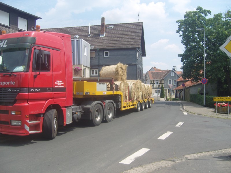 Transport von Heuballen im Juli 2010